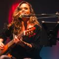 Fernanda Guimarães celebra o amor cantando Djavan em show especial no Theatro Homerinho