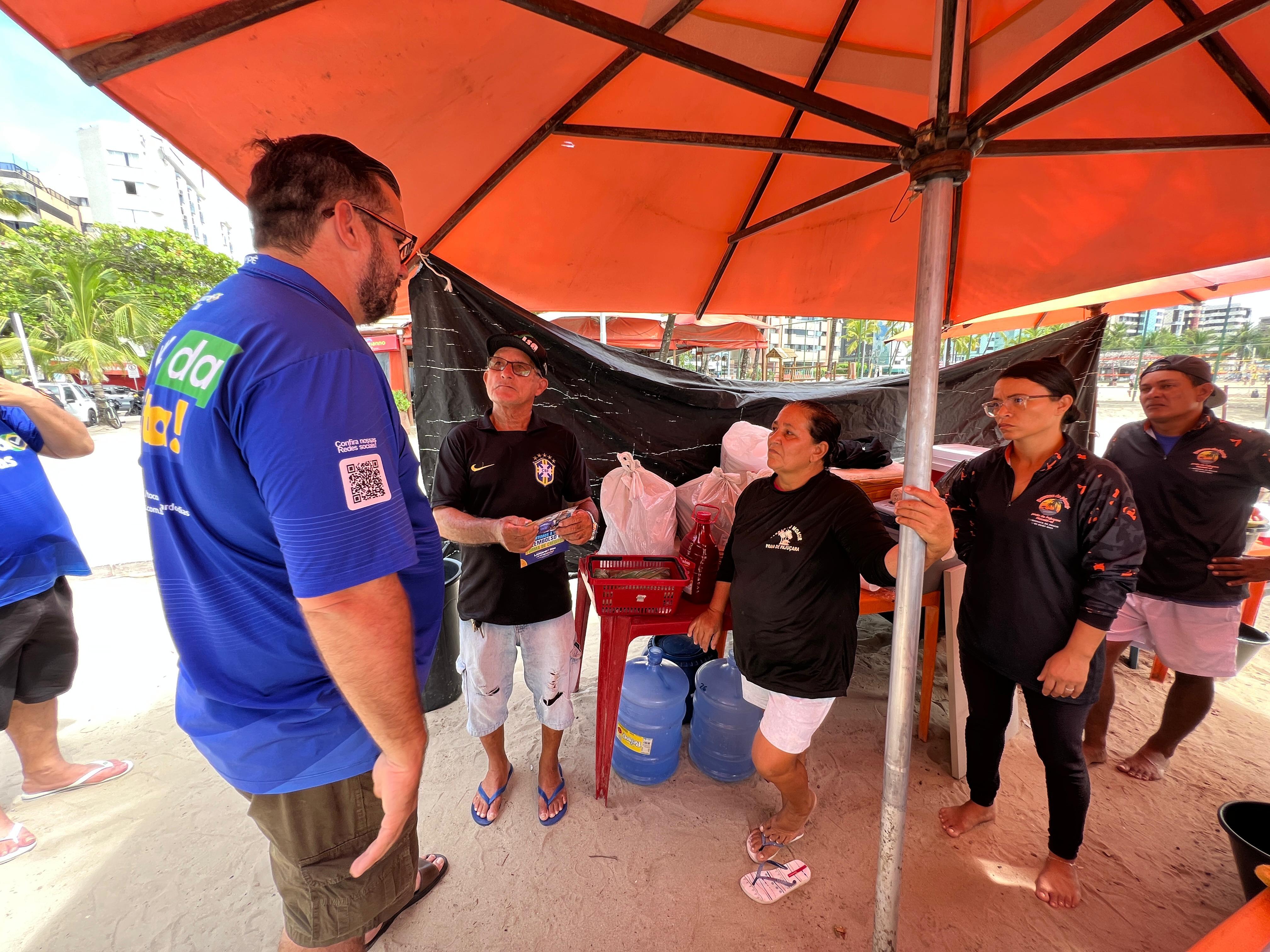 Vereador Leonardo Dias conversa com ambulantes. Foto: Assessoria