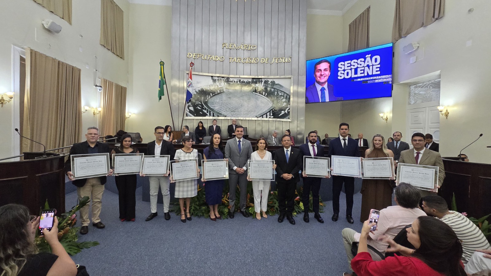 Profissionais homenageados com o Deputado Estadual Alexandre Ayres. Foto:  Comunicação/ALE
