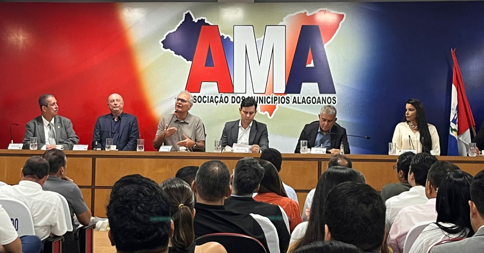 Cartilha foi apresentada na reunião da AMA desta segunda-feira (5). Foto: Abidias Martins.