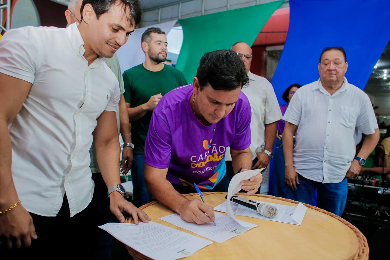 Prefeito assina o Projeto de Lei. Foto: João Alexandre