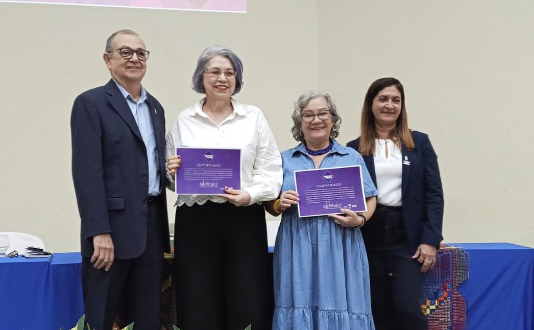 Maria Isabel Fernandes Calheiros sendo premiada ao lado da orientadora Nelma Camelo de Araújo. Foto: Assessoria.