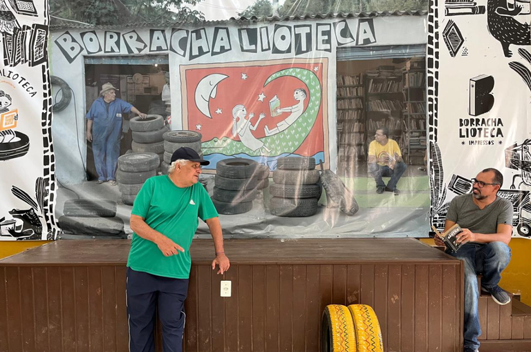 Arquivo pessoal Borrachalioteca, em Sabará (MG): pai e filho contribuem para que o acesso ao livro chegue aos moradores das comunidades da cidade