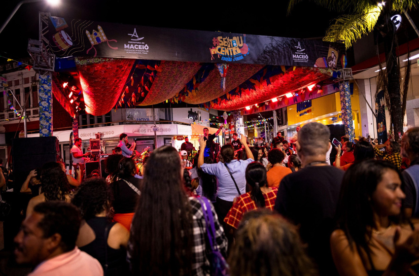 Público aproveitou a programação junina do Sextou no Centro para dançar, reencontrar amigos e fazer novas amizades. Foto: Alisson Frazão/ Secom Maceió.