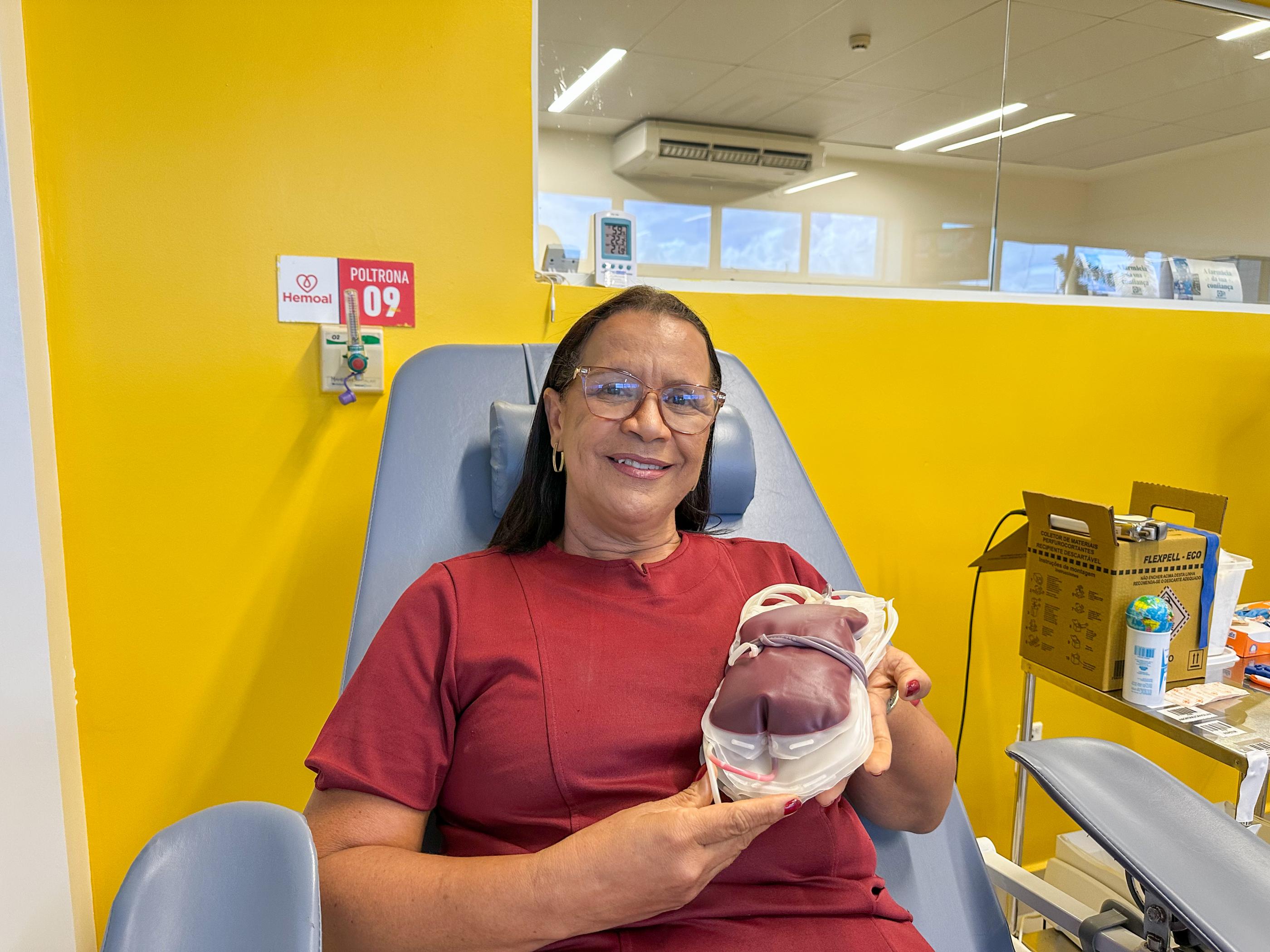 Edileuza Campos começou a doar sangue em 2010, para ajudar um colega de trabalho que estava com câncer. Foto: Débora Rosset e Olival Santos / Ascom Sesau.