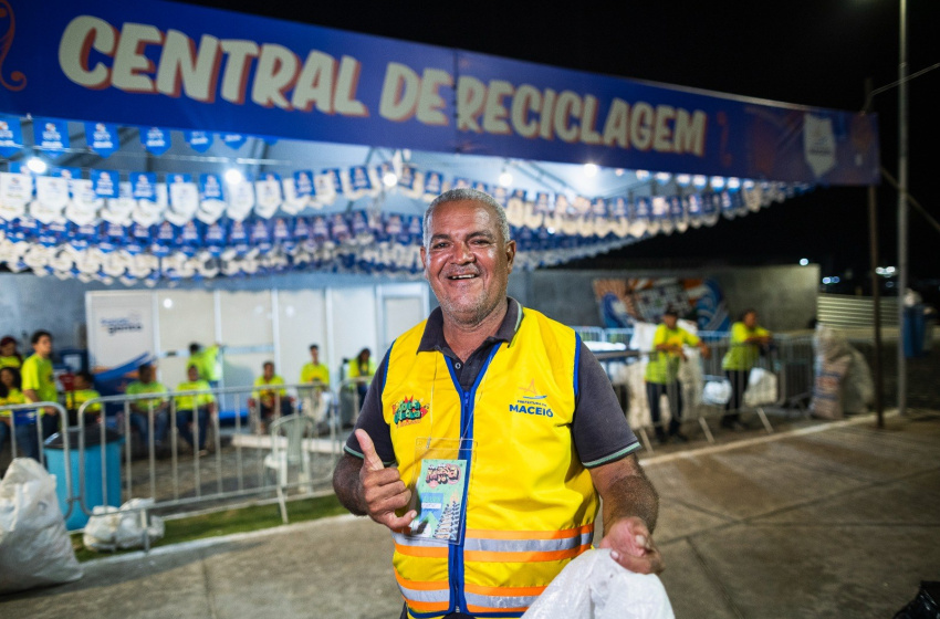 Na Central de Reciclagem, a Alurb deu oportunidade de trabalho e renda extra a 50 catadores autônomos, como o Pedro. Foto: Alisson Frazão/Secom Maceió.