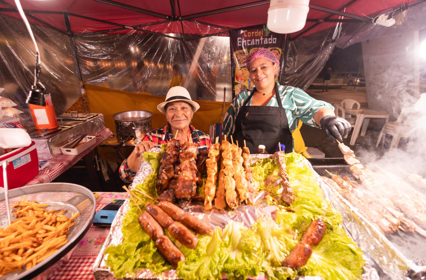A ambulante Karolayne Batista, é uma das mais de mil ambulantes credenciadas para atuar nos festejos juninos em Maceió. Foto: Victor Vercant/Secom Maceió.
