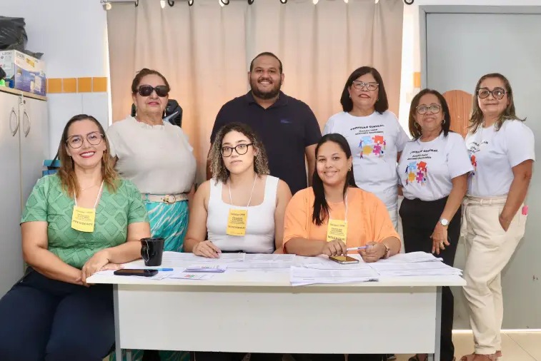 Prefeito Fernando Cavalcante e comunidade escolar. Foto: Assessoria.