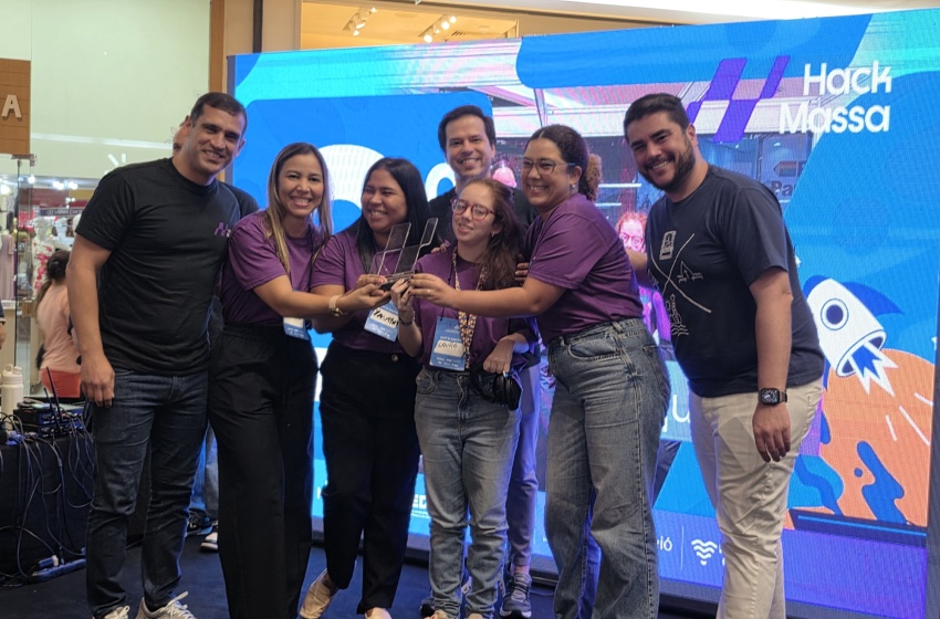 Equipe foi premiada com o segundo lugar pelo projeto BlueChat. Foto: Beto Macário/Secom Maceió.