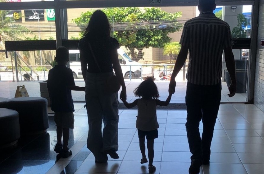 Família Acolhedora com as crianças. Foto: Cortesia.