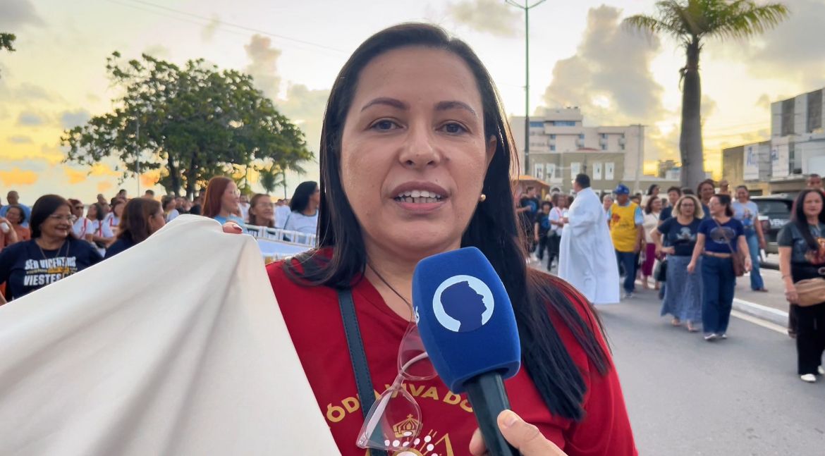 Denise Ferro, devota de Nossa Senhora dos Prazeres. Foto: Evelly Martins.