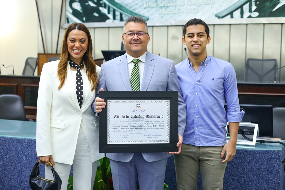 Professor Fábio Guedes com a esposa Janaína Diniz e pelo filho Mateus Gomes. Foto: Gabriel Fireman.