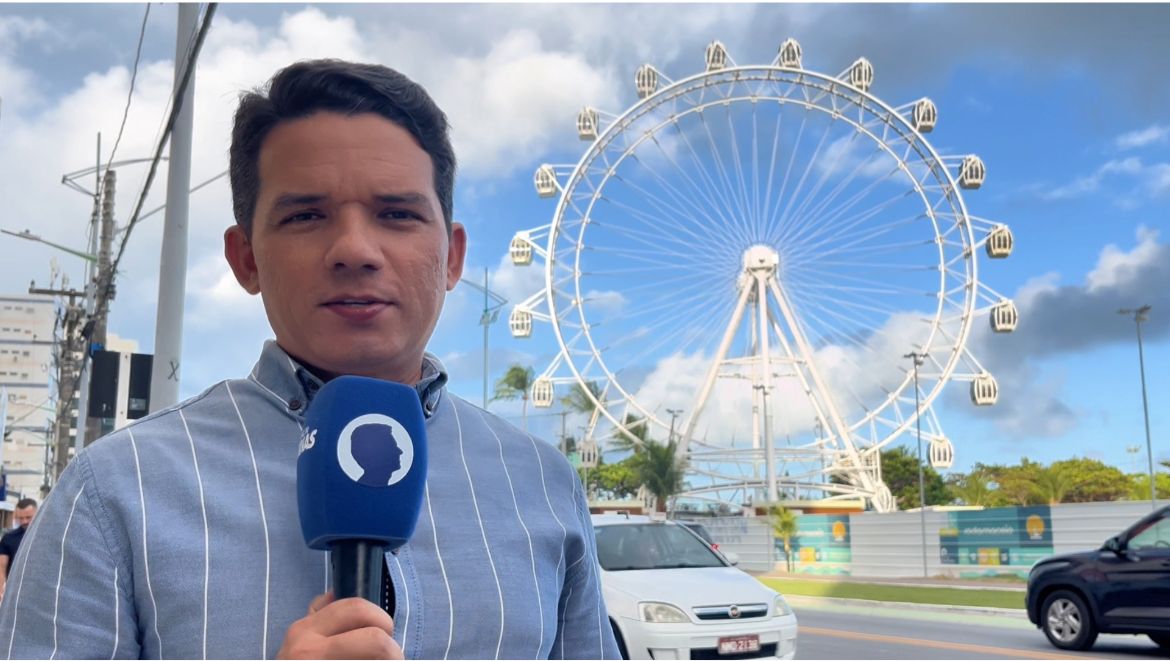 Jornalista Abidias Martins na orla da Pajuçara. Foto: Evelly Martins.