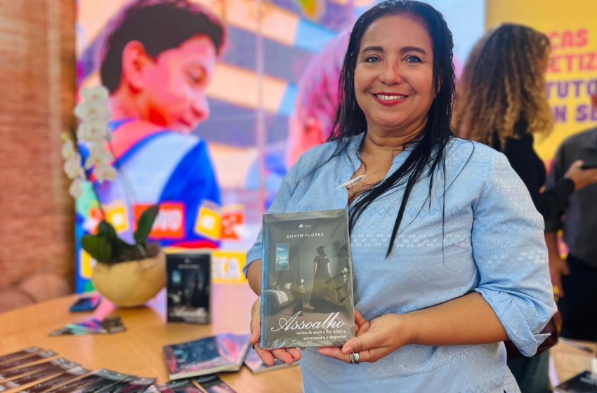 Professora lançou livro na Bienal de Alagoas, no estande da Semed. Foto: Bia Rodrigues/ Ascom Semed.