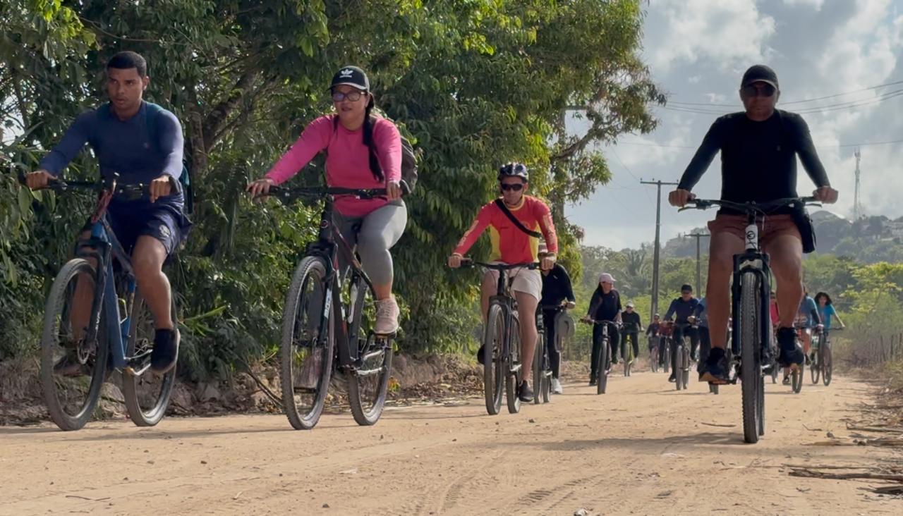 Ciclistas a caminho da Fazendo Flor do Vale. Foto: Evelly Martins.