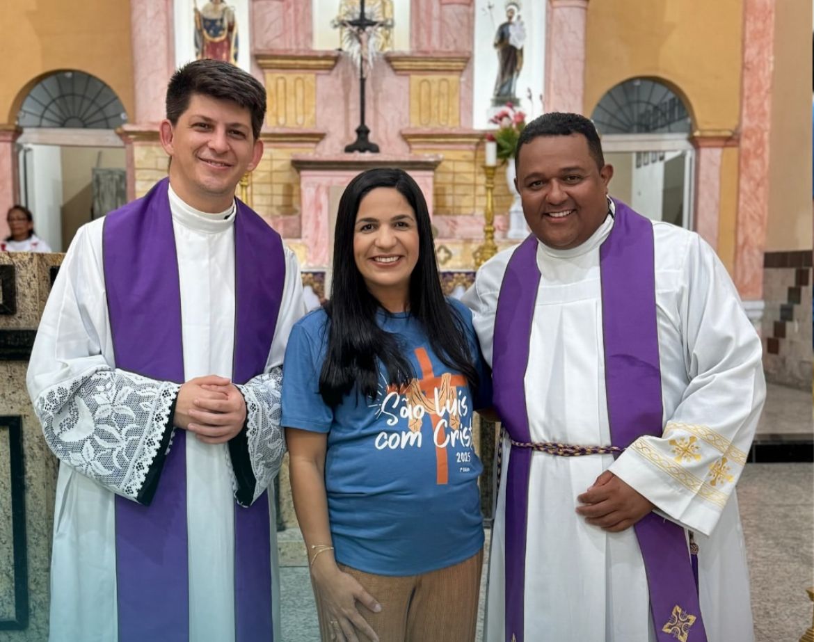 Padre James Patrick, Prefeita Márcia Cavalcante e Padre Jailson Santos. Foto: Pascom de São Luís do Quitunde-AL.