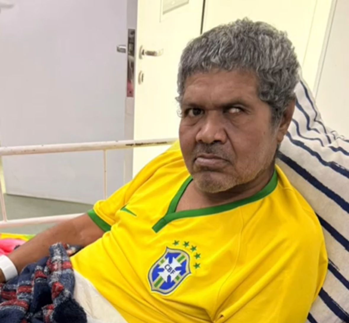 Nilton Marcolino, que espera, em uma poltrona, há 52 dias por uma transferência . Foto: Instagram Leonardo Dias.