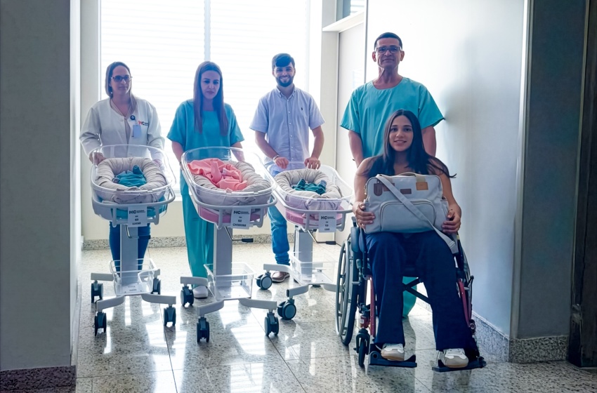Equipe do Hospital da Cidade acompanha alta hospitalar da família, simbolizando o trabalho integrado e humanizado que garantiu segurança, cuidado e evolução positiva para a mãe e os bebês. Foto: David Silas/ Ascom Maceió Saúde