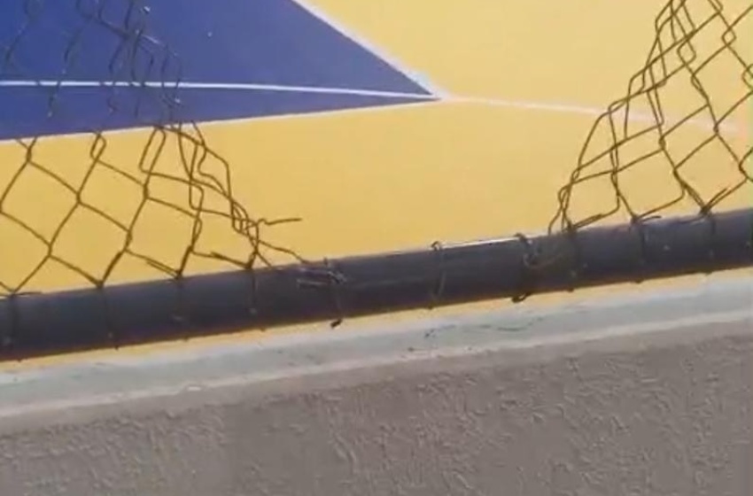 Tela é danificada em ação suspeita de vandalismo. (Foto: equipe Semesp).