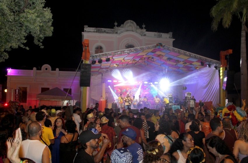 Praça lotada e público diverso celebram a primeira noite do Carnaval É Massa. Foto: Neno Canuto/ Secom Maceió.