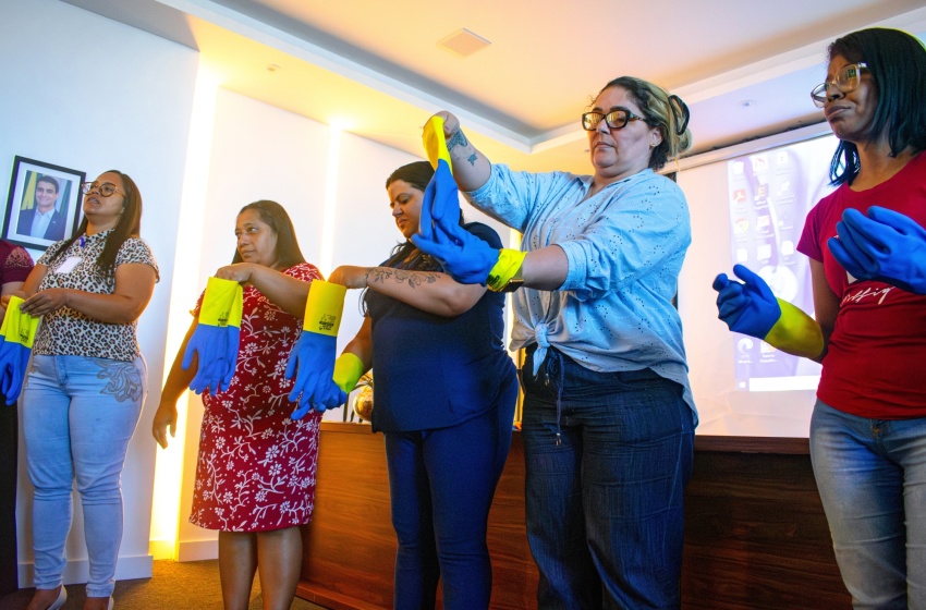 Colaboradores da Higienização e Hospitalidade participam de capacitação voltada ao reforço de protocolos, uso correto de EPIs e segurança do paciente no Hospital da Cidade. Foto: David Silas/Ascom Maceió Saúde