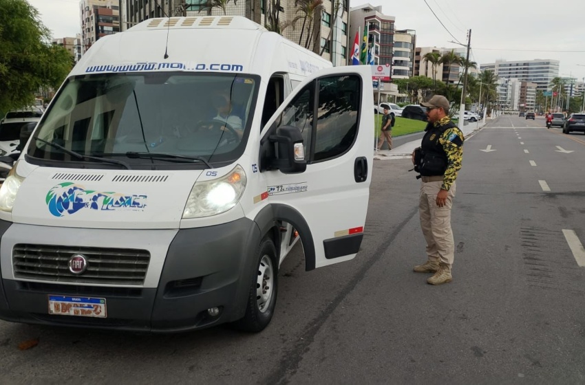 Fiscalização do transporte irregular de passageiros nas regiões de maior fluxo turístico. Foto: Ascom - DMTT
