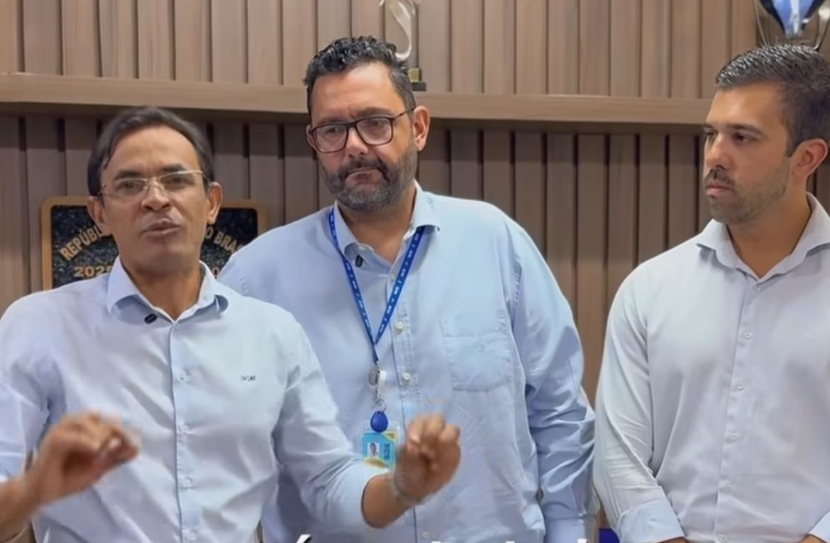 Marcos Silva, Prefeito de Messias com representantes da BRK Ambiental, na pessoa do diretor operacional Wilson Bombo, e da Passarelli, representada por Elder. Foto: Assessoria.