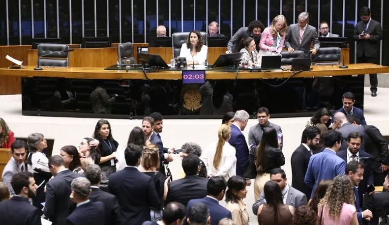 Câmara aprova uso imediato de tornozeleira eletrônica por agressor de mulher que permaneça em risco - Foto: Agência Câmara de Notícias