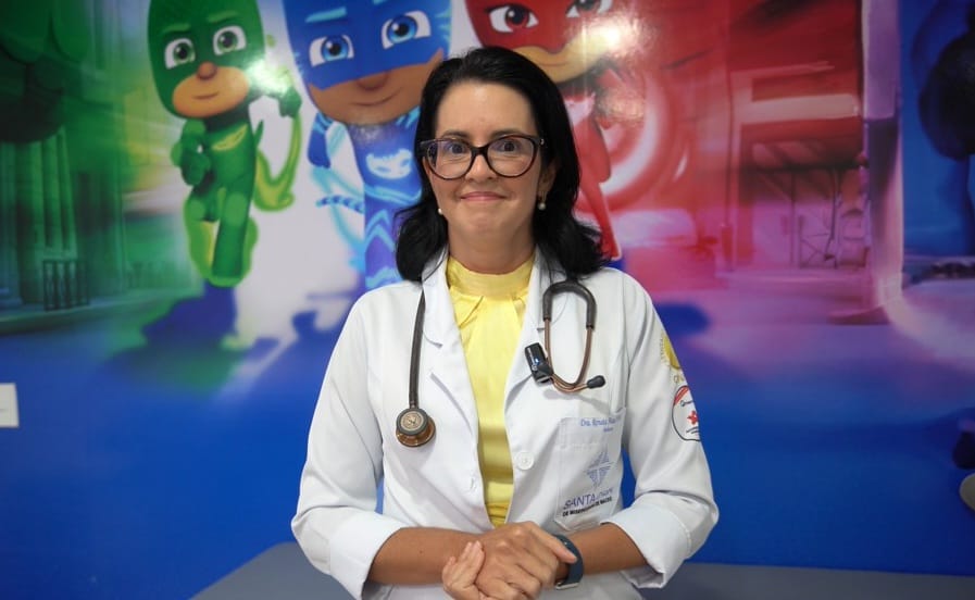 Renata Valença, coordenadora do Pronto Atendimento Pediátrico da Santa Casa Farol, orienta sobre sintomas e os cuidados para tratar casos de gripe. Foto: Assessoria.