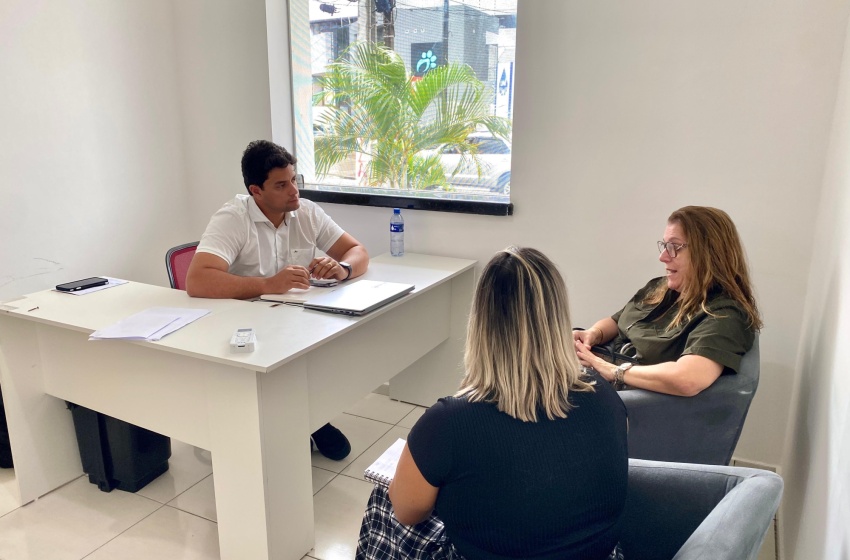 Secretário da Semtes durante a reunião com representante da Abrasel e com a coordenadora-geral do Sine Maceió para alinhar estratégias voltadas à qualificação profissional. Foto: Ascom Semtes.