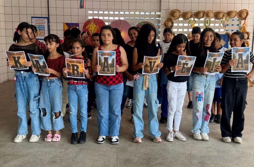 Durante a homenagem, os alunos cantaram músicas que marcaram a carreira do artista. Foto: Cortesia.