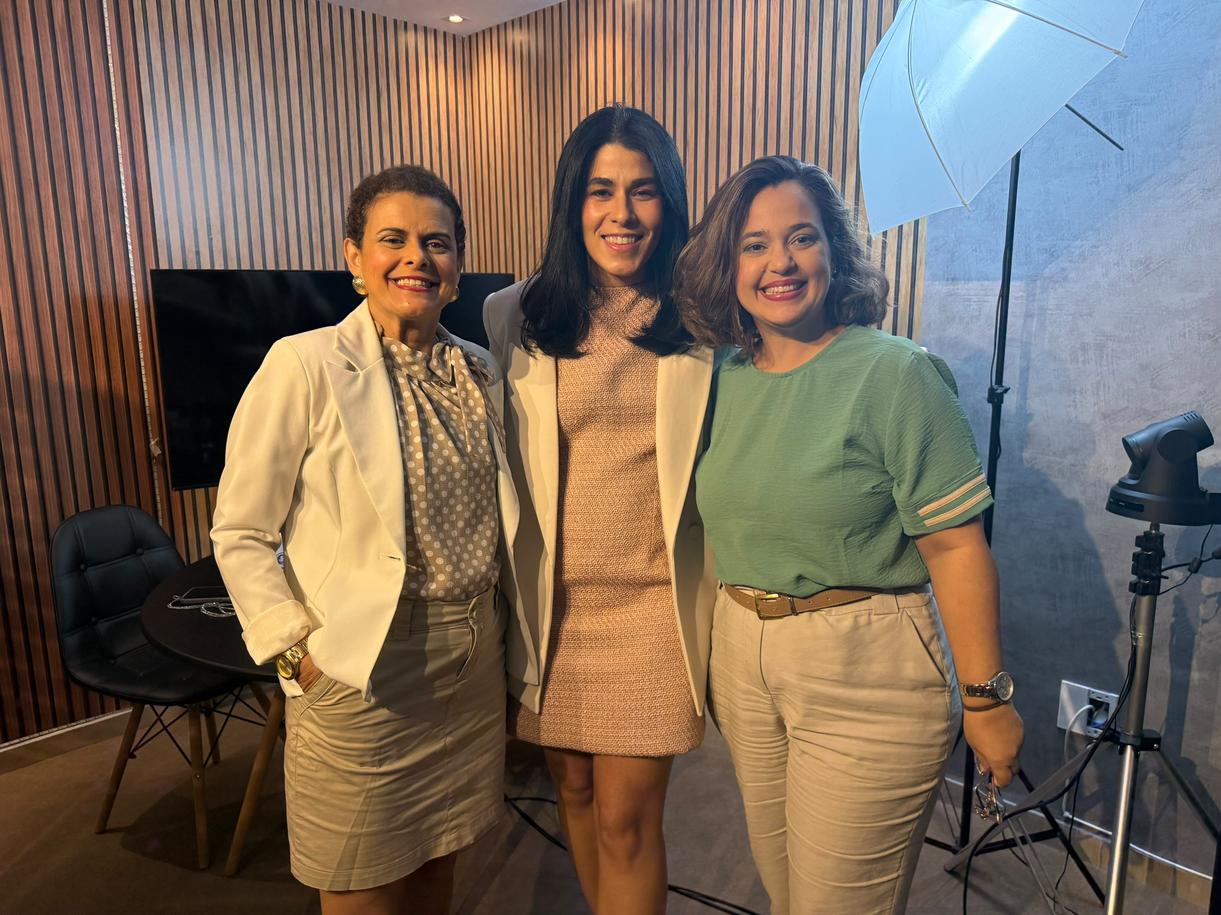 Jornalistas Luciana Martins e Laís Teixeira com a médica radiologista Luciana França. Foto: Assessoria.