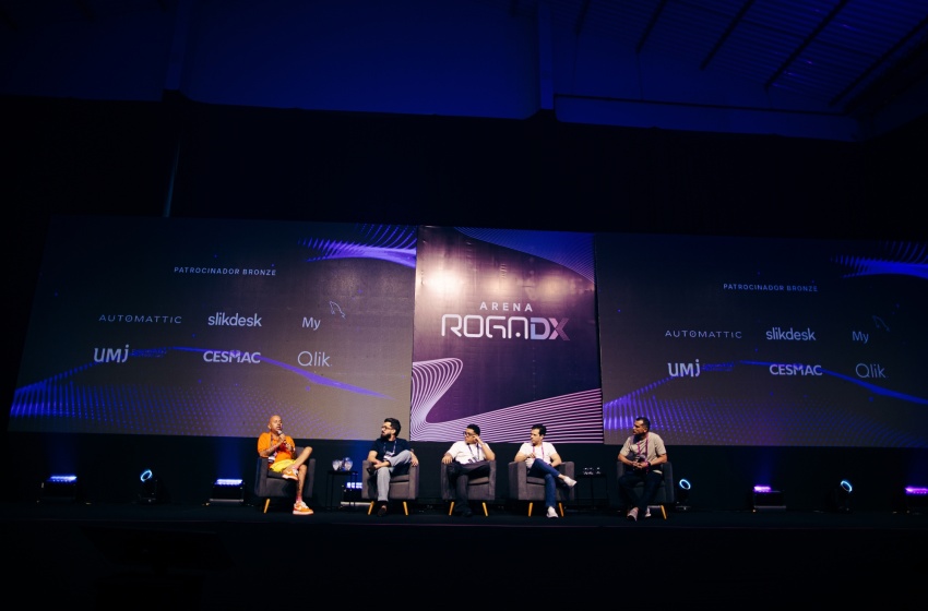 Da esquerda para a direita: Thiago Careca, Diogo Moreira, Gabriel Pereira, Rodrigo Rossiter e Sergio Cavalcante no painel da Prefeitura de Maceió. Foto: Roga DX.